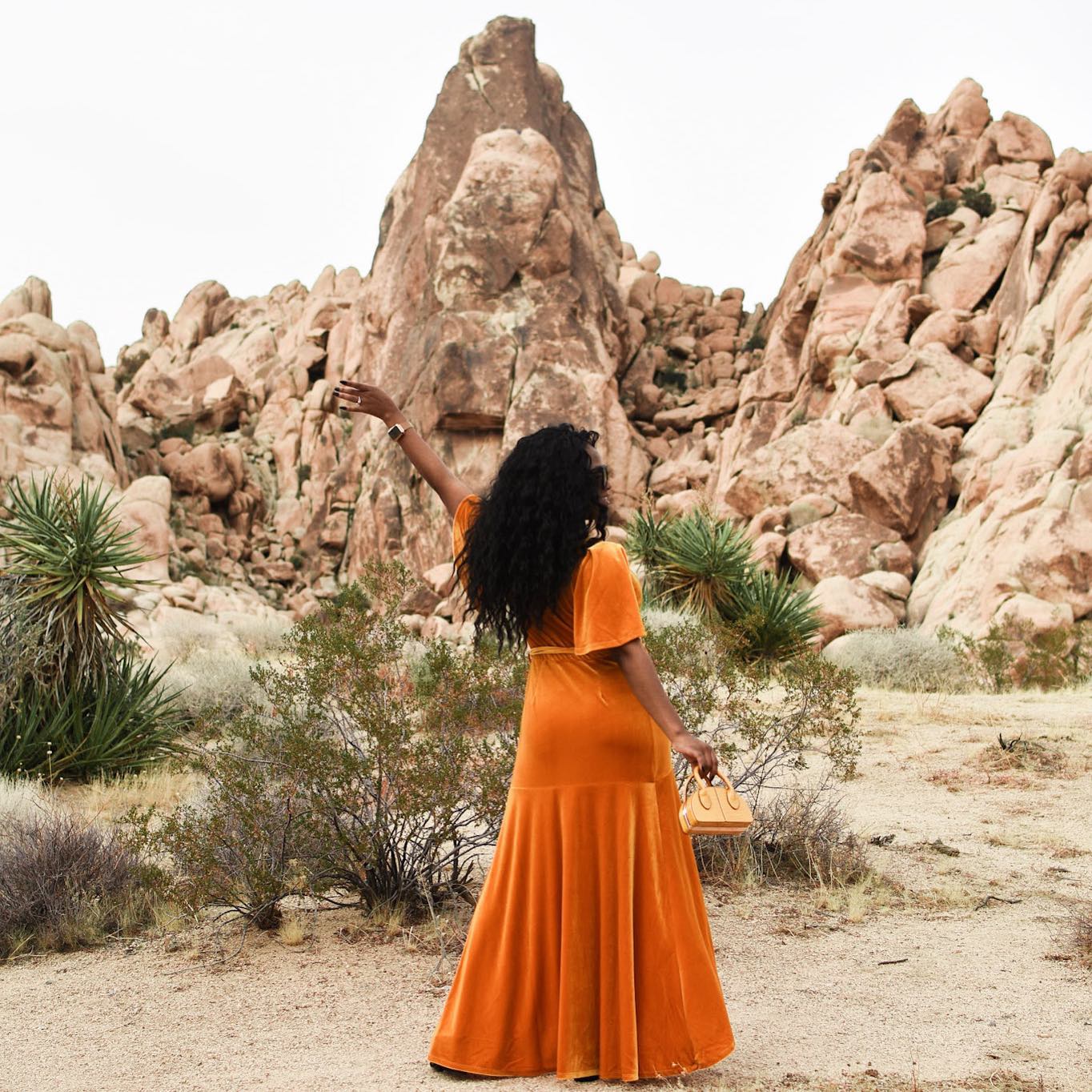 Joshua Tree, but make it fashion. 🧡⁣
⁣
One of my intentions for 2020 is to get out and connect with nature more, so a peaceful trip to Joshua Tree felt appropriate. 🌵 What other national parks should hit this year?!